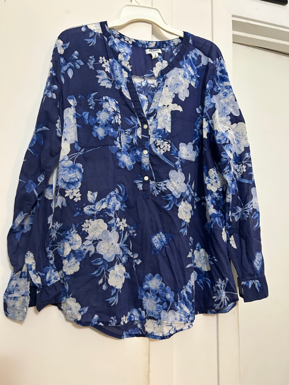 Old Navy Navy and White Floral Henley Blouse XL